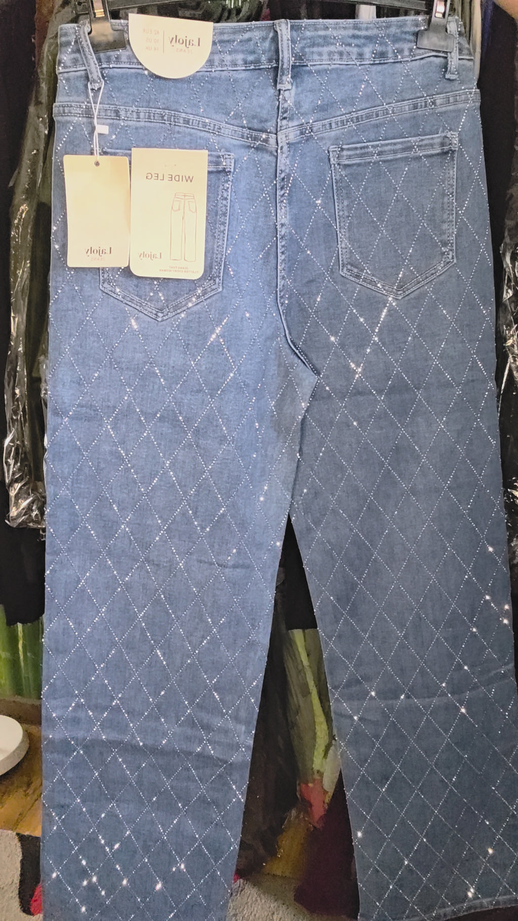 "Women's wide-leg trousers - fit detail"